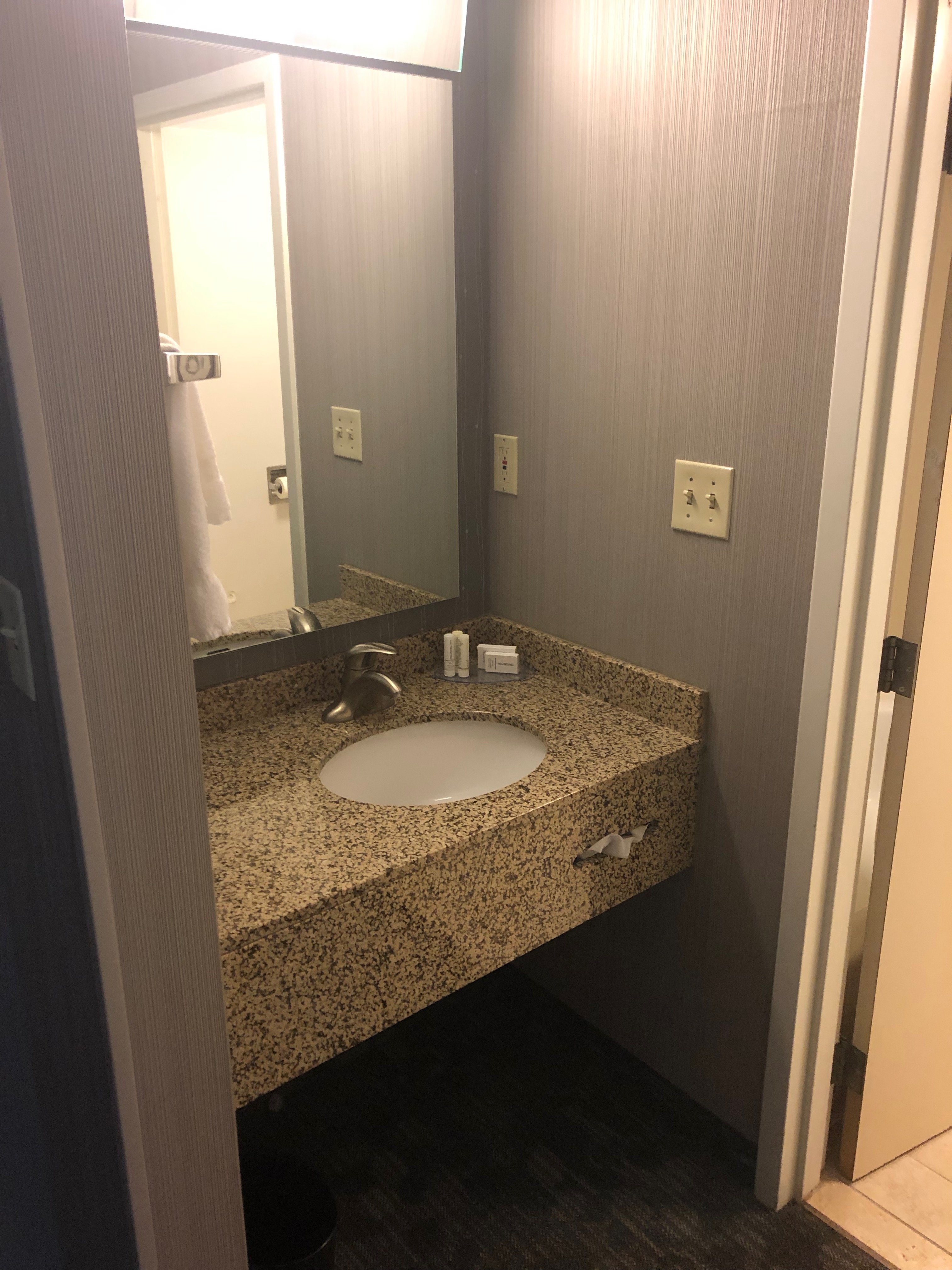 Courtyard Grand Rapids Airport-浴室