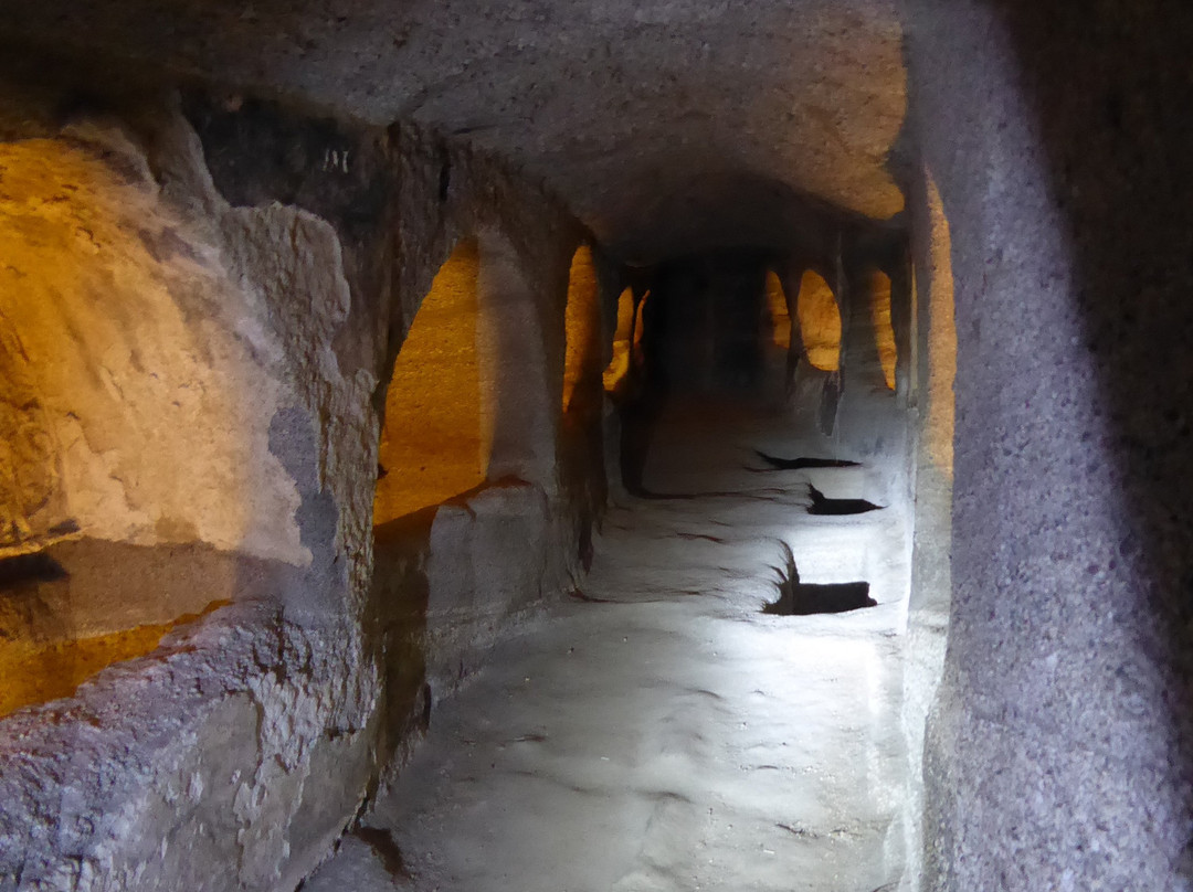 Catacombs of Milos-Tripiti必去景点