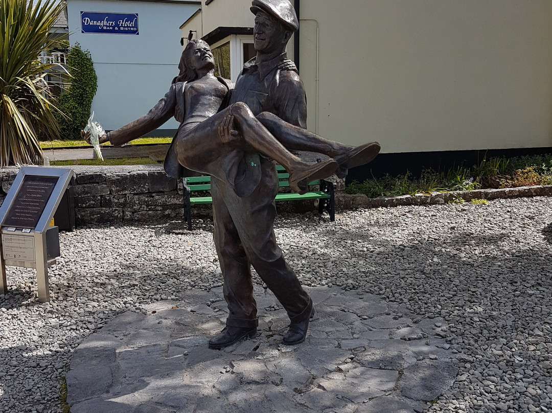 Statue of John Wayne and Maureen O'Hara景点图片