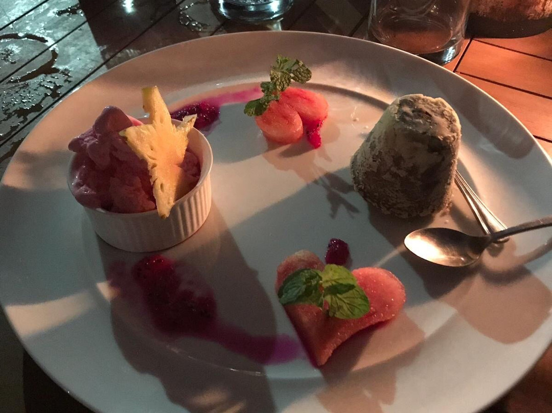 The Wave Bar & Grill GT