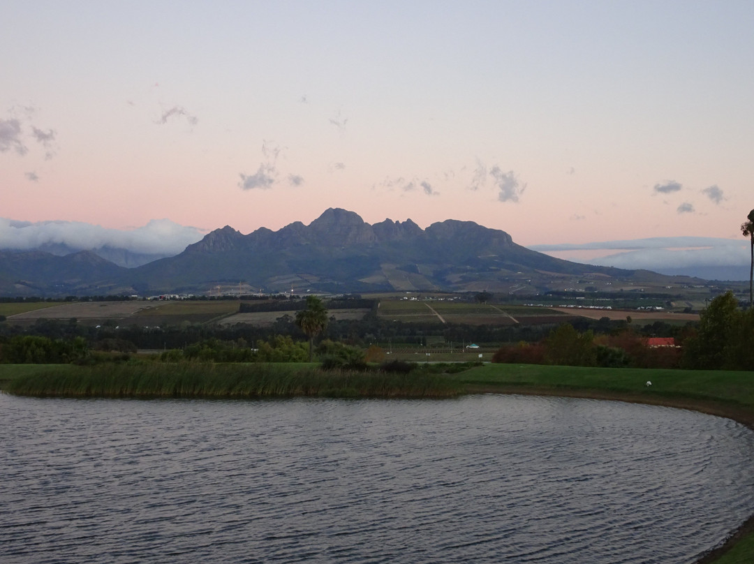 艾萨拉红酒酒店主图