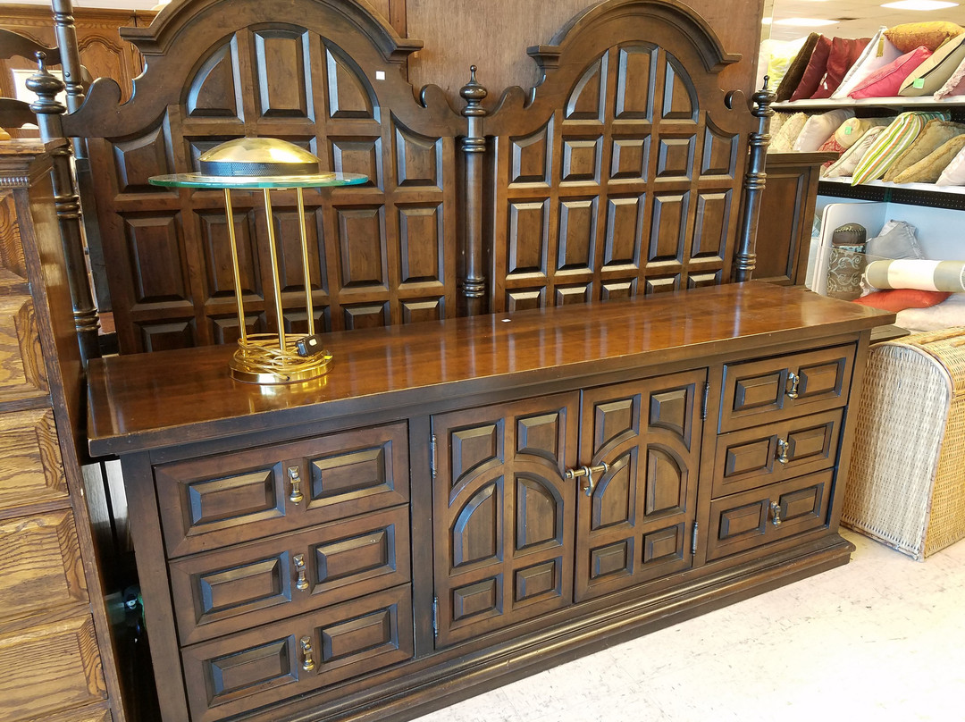 Finding Treasures for a Cure Thrift & Antique Store-林伍德必去景点