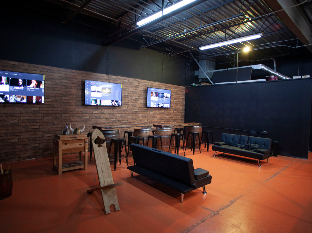 Axeplosion Axe Throwing Lounge景点图片