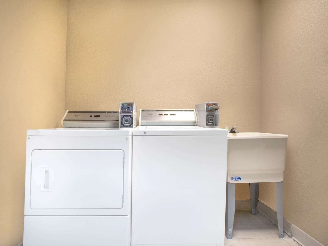 Super 8 by Wyndham Harrison OH主图