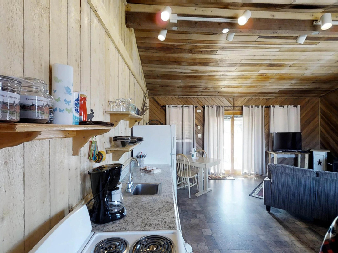 Foothills Lodge & Cabins主图