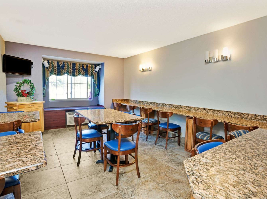 罗斯维尔-底特律地区温德姆麦客达套房酒店主图