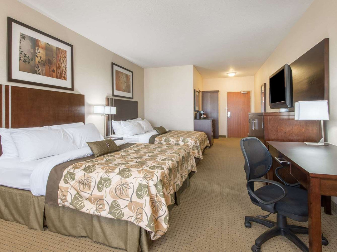 Ramada by Wyndham Wainwright主图