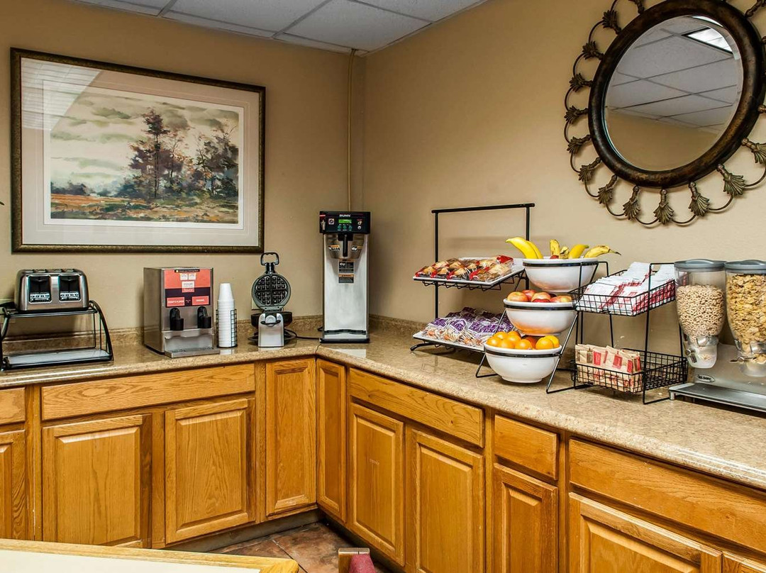 Suburban Studios East主图