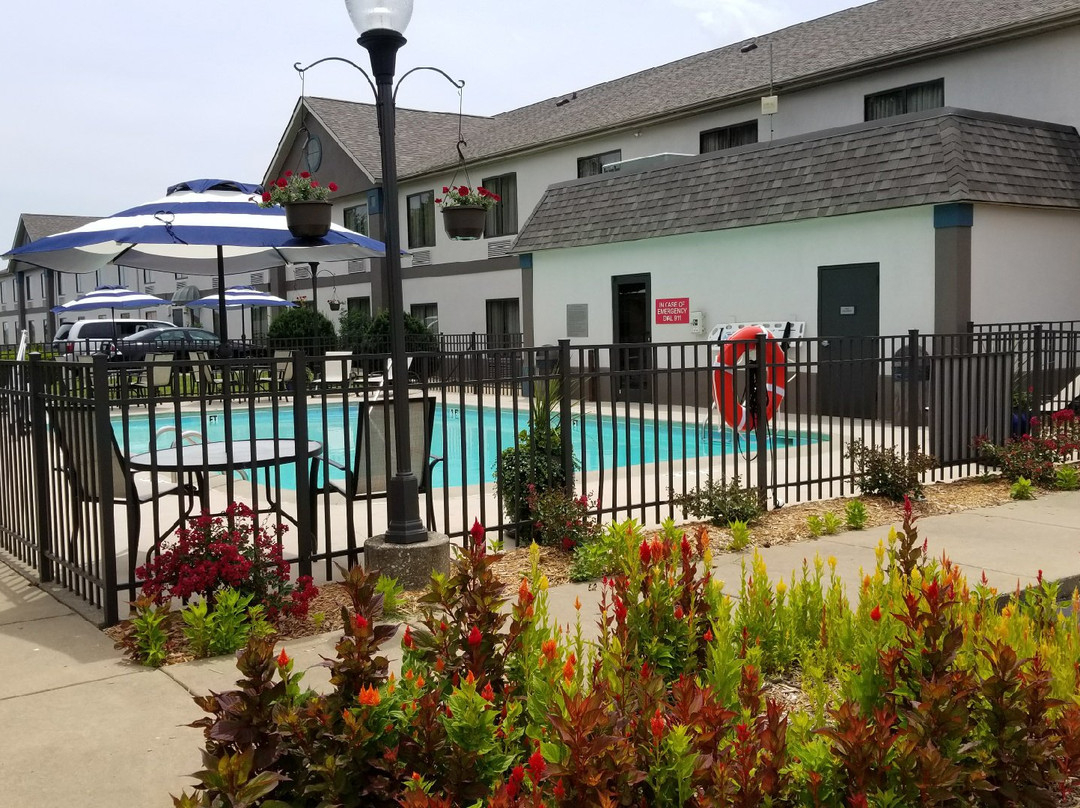 Greenfield Inn & Suites主图