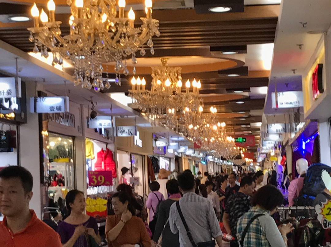 第一大道服饰批发-广州市必去景点