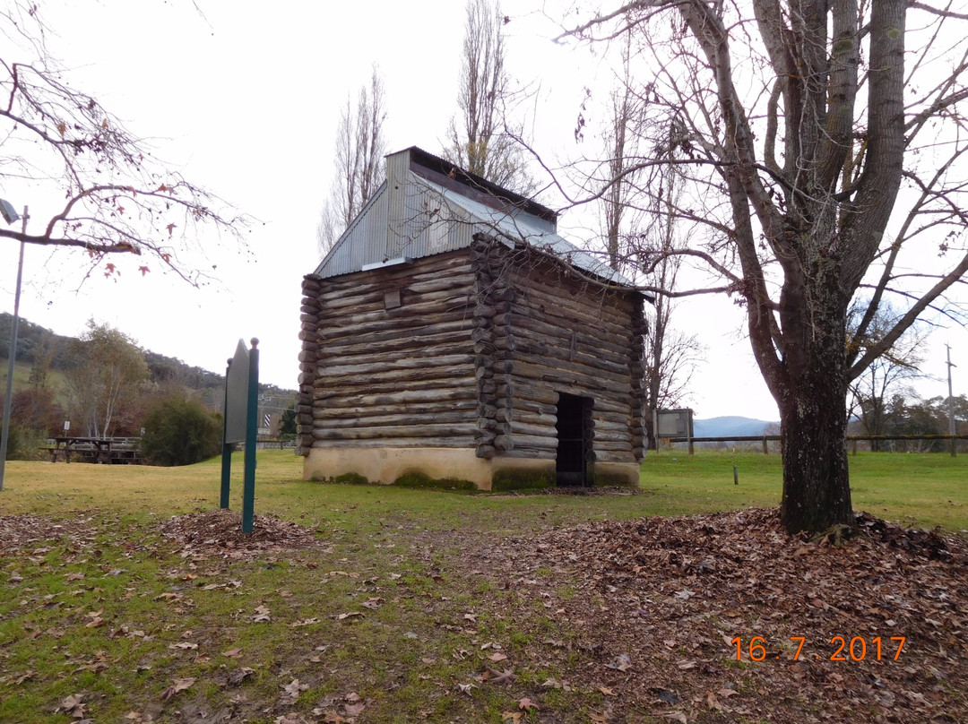 Myrtleford旅游景点-Log Tobacco Kiln