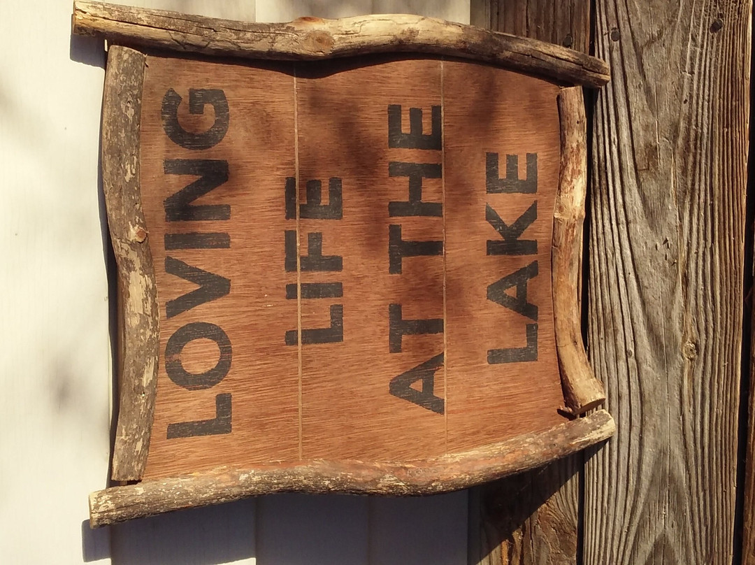 AJ's Wood Door Flea Market-Reeds Spring必去景点