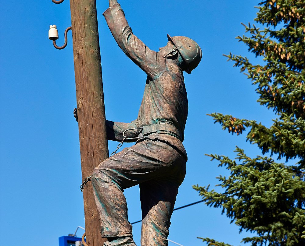 Sculpture Electrician and Cat-诺夫戈罗德必去景点