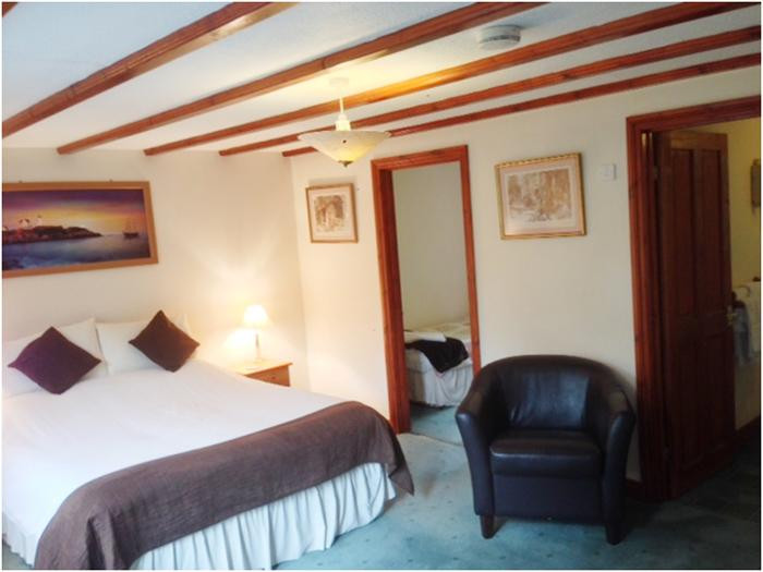Crown House & Lodges B&B