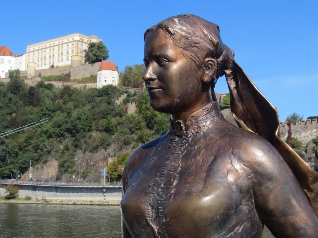 Emerenz Meier Statue-帕绍必去景点