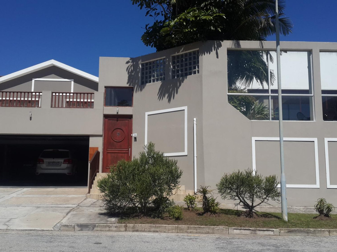 At Nine Ferndale Road主图