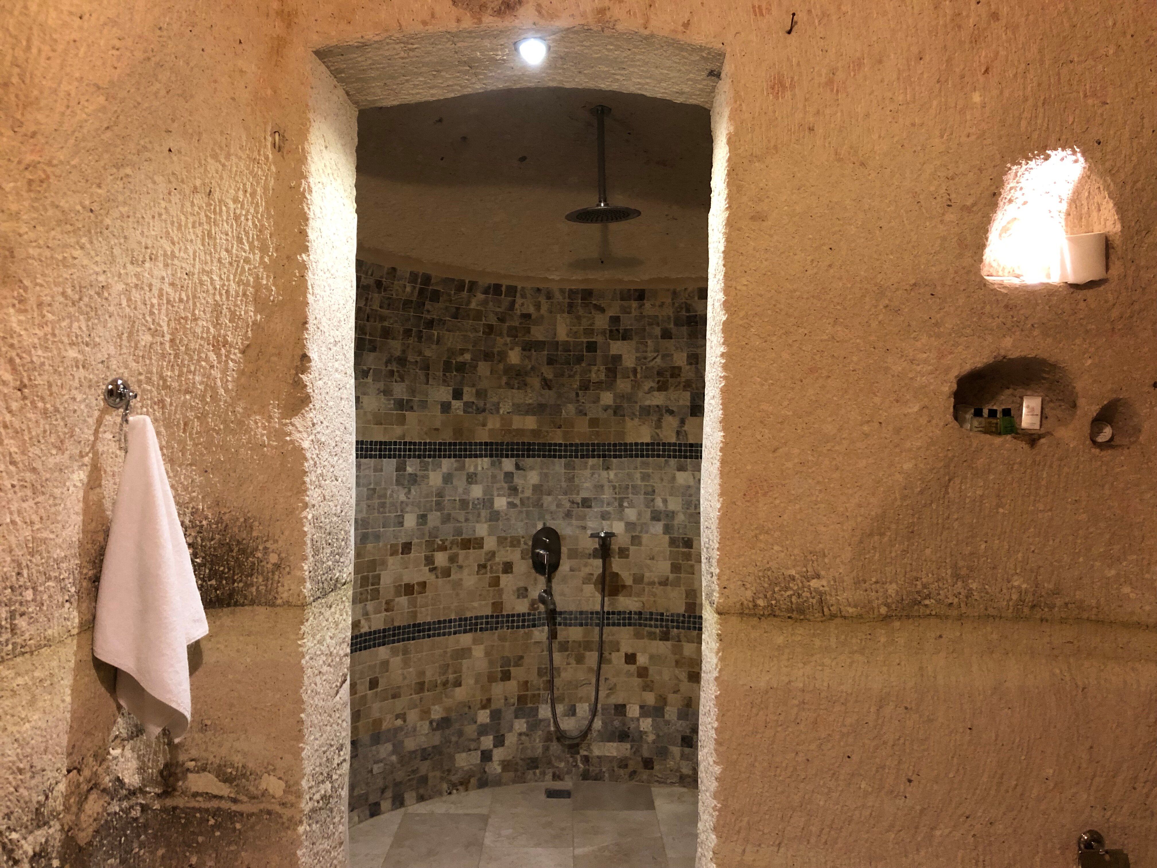 Abu Hayat Cave Suites-浴室