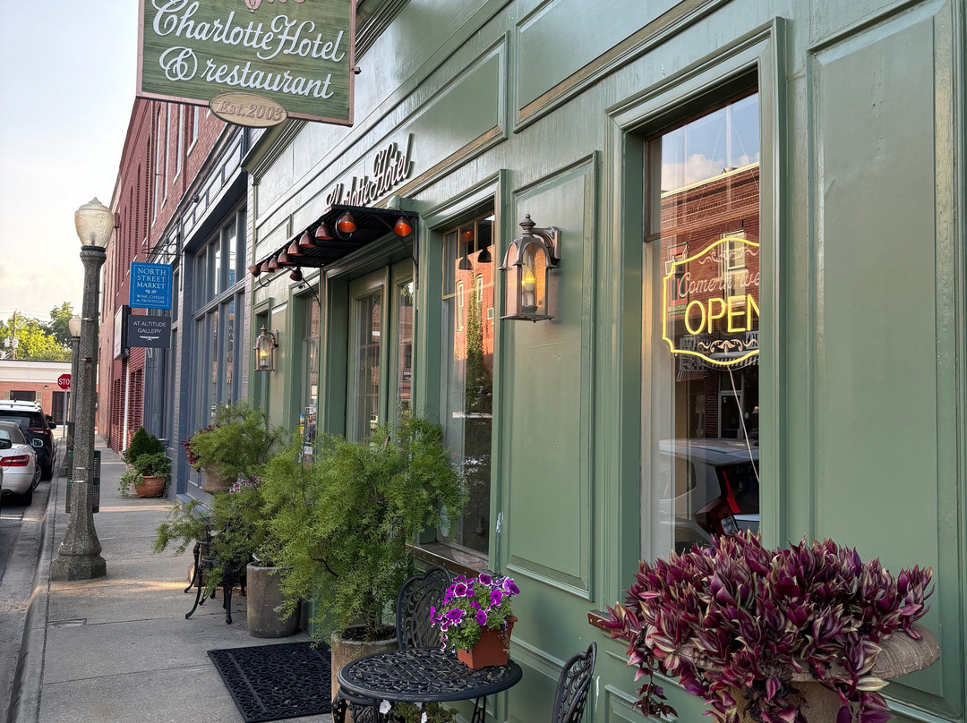 The Charlotte Hotel and Restaurant主图