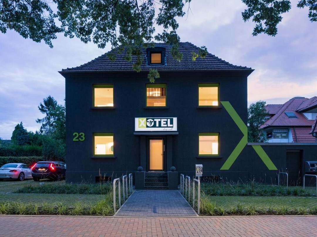 X 酒店