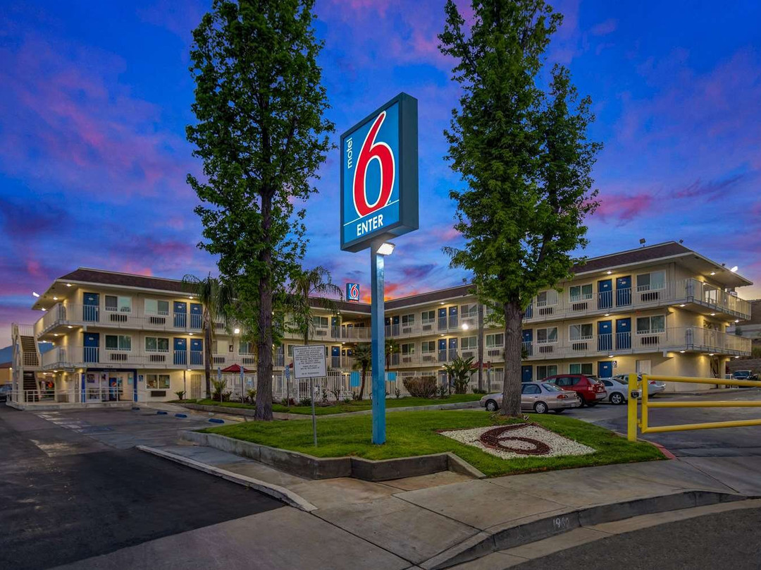 Devore Heights酒店住宿-Motel 6 San Bernardino North