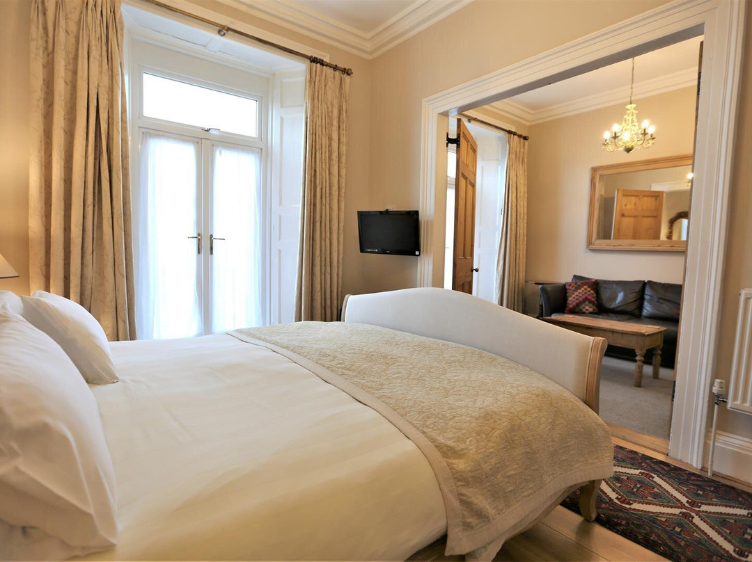 Ascot House Hotel主图