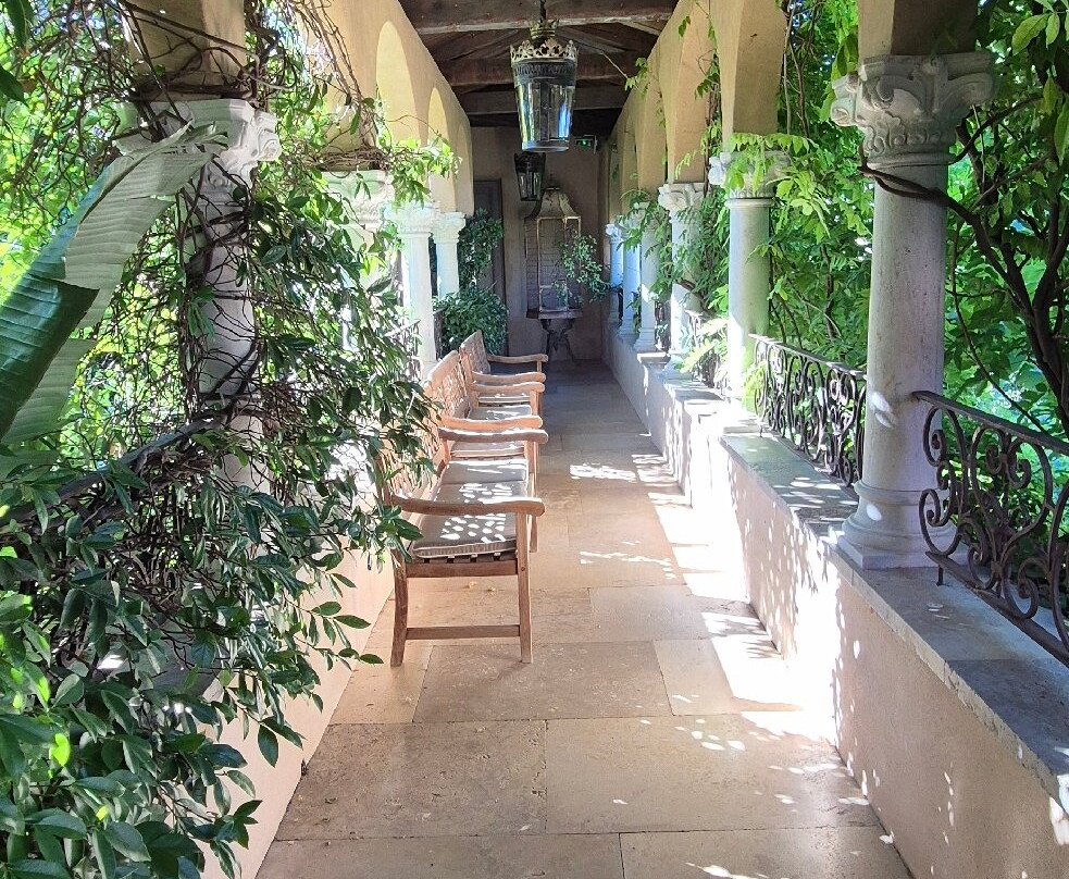 秘密花园酒店主图