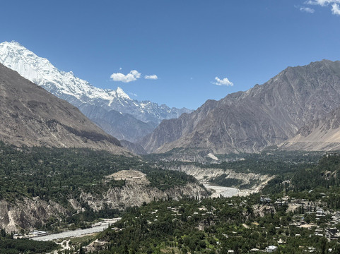 亨萨塞雷纳酒店主图