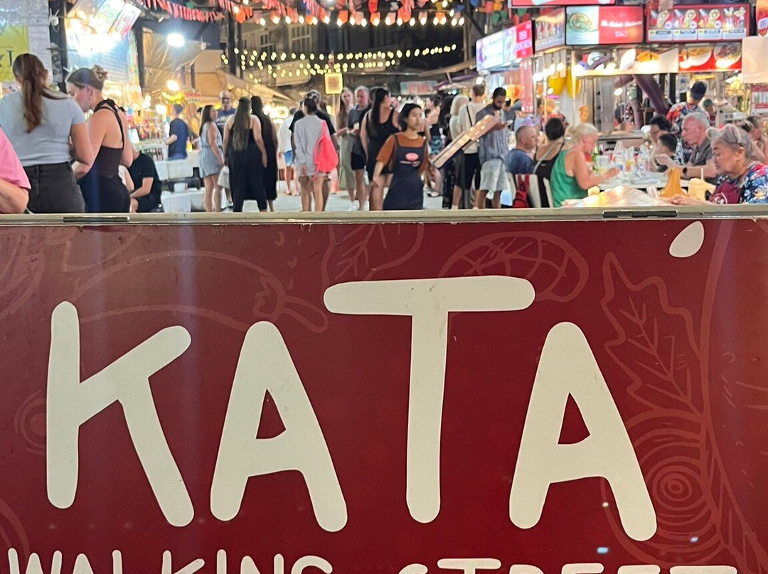 Kata Walking Street-卡塔海滩必去景点