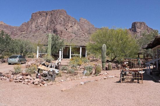 Meanwhile Back at the Ranch主图