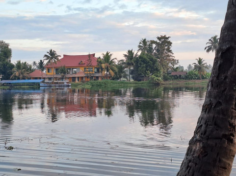 Riverside Retreat主图