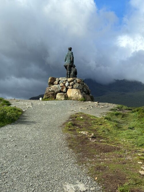 Collie and MacKenzie Statue-Sligachan必去景点