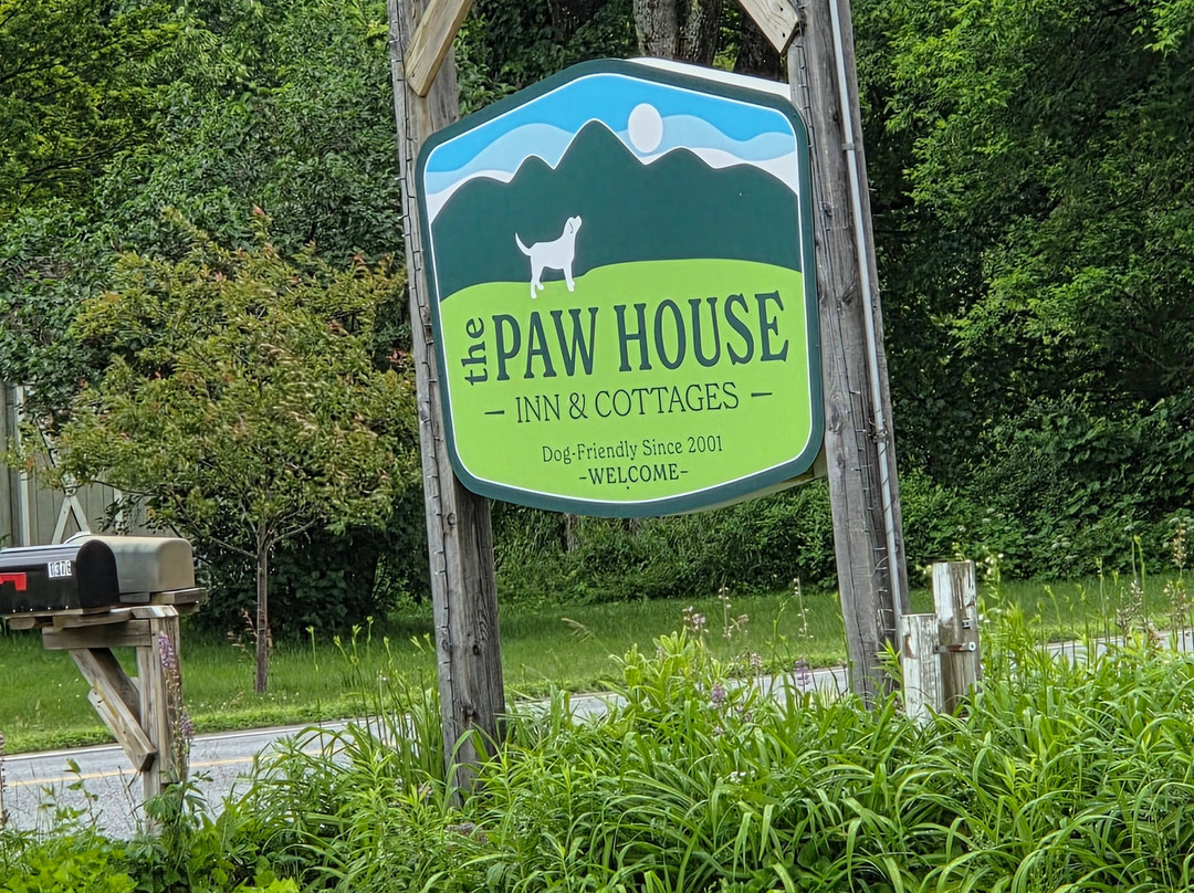The Paw House Inn主图