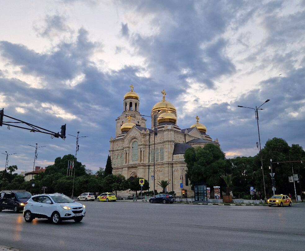 Cathedral of the Assumption of the Virgin-瓦尔纳必去景点