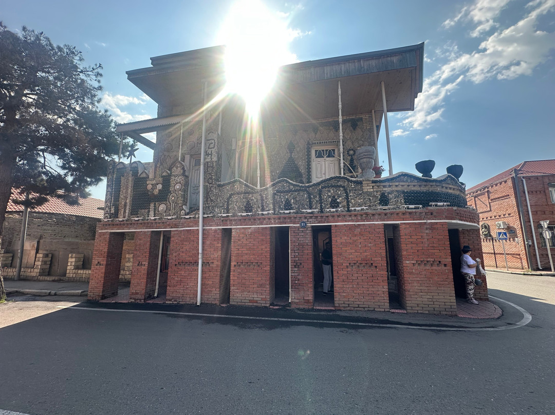 Bottle House-占贾必去景点
