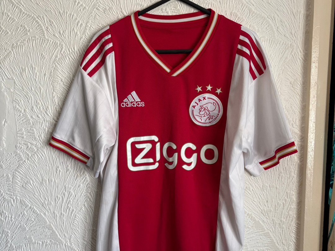 Football Shirts Co.-科比必去景点
