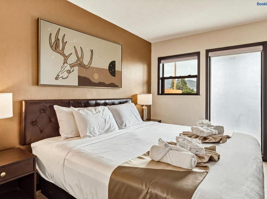 LUXX Taos Motor Lodge