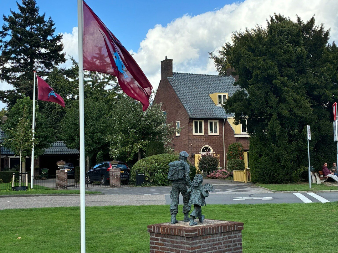 Soldaat met bloemenmeisje Monument-Oosterbeek必去景点