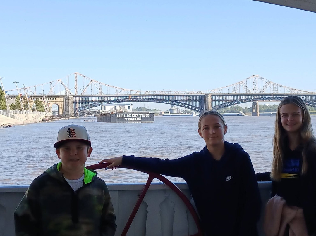 Riverboats at the Gateway Arch-圣路易斯必去景点