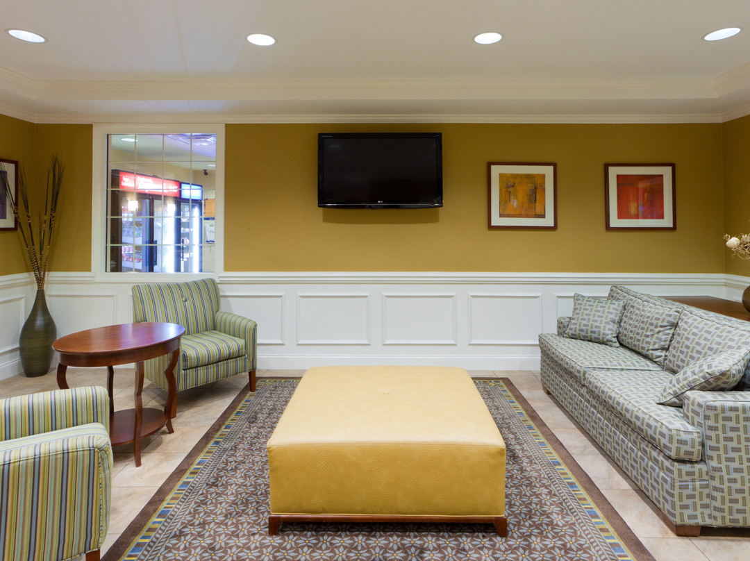 马纳萨斯烛木套房酒店主图