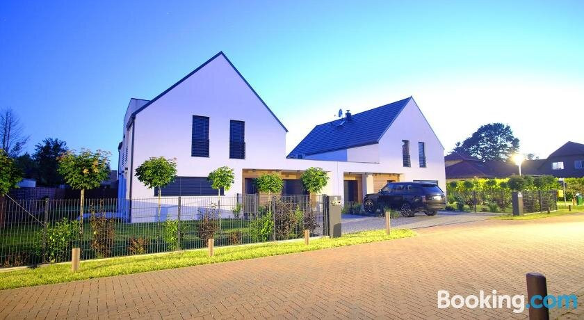 Max White Apartments