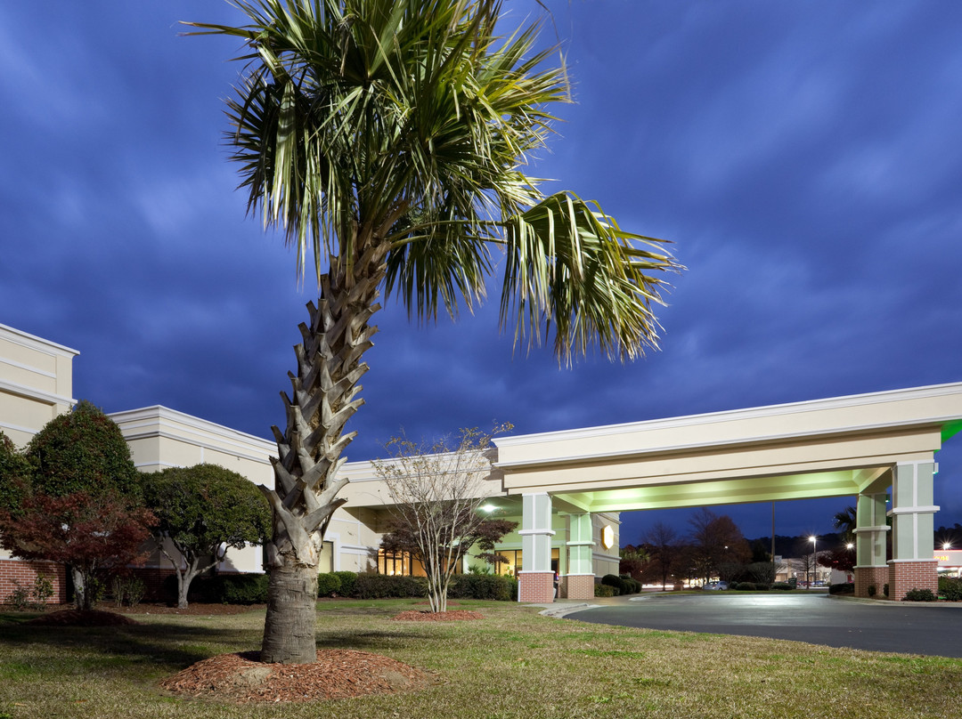 兰巴顿假日酒店主图