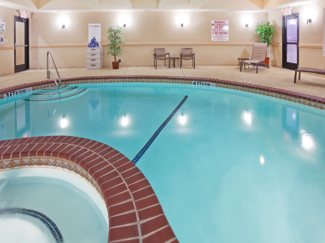 Holiday Inn Express & Suites Denton North By IHG主图