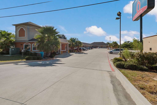 普莱森顿骑士旅馆贝尔蒙特客栈及套房酒店主图