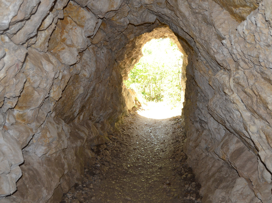 Rock Tunnels景点图片