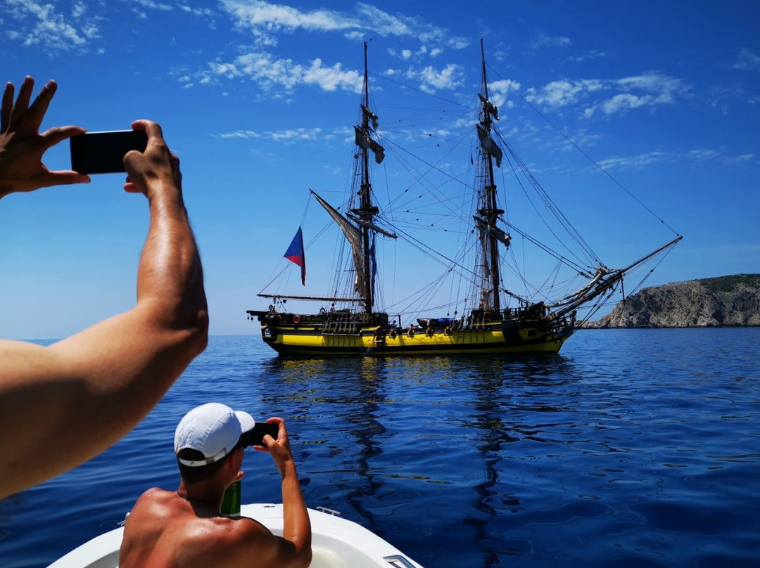 Aquamarine boat tours景点图片