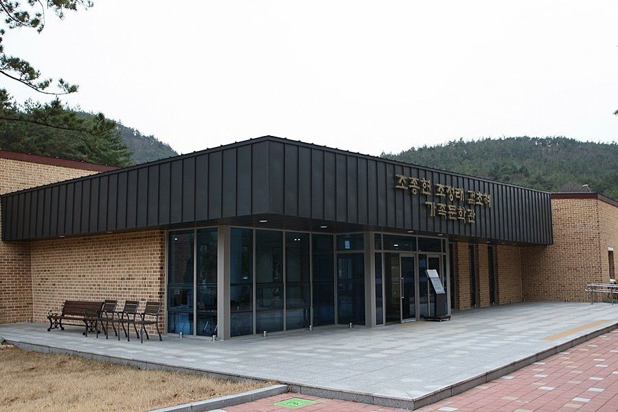 Jo Jonghyeon Jo Jeonglae Kim Chohye Family Literature Hall