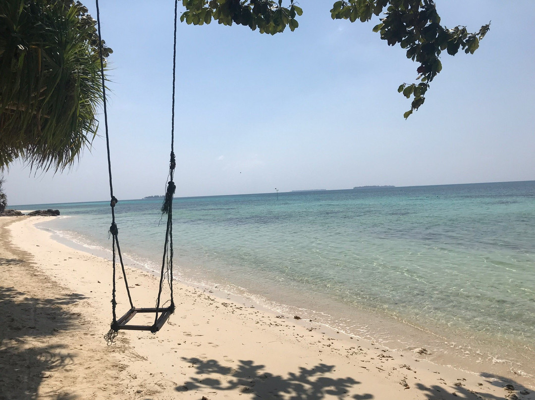 Batu Topeng Beach景点图片