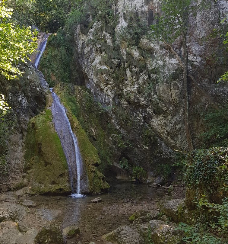 Susara Waterfall景点图片