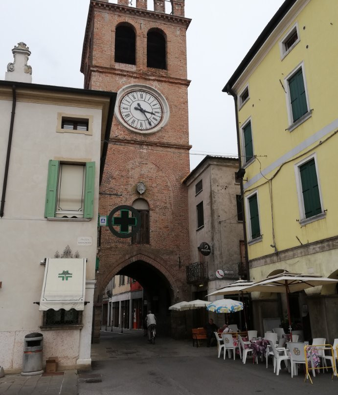 Torre dell'orologio - cella campanaria ed alti merli景点图片