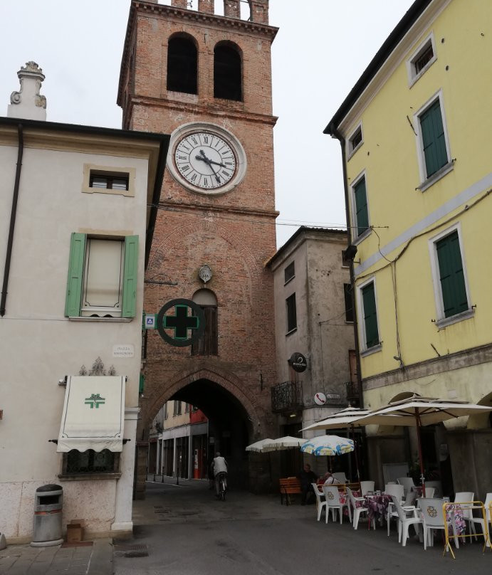 Torre dell'orologio - cella campanaria ed alti merli-Lendinara必去景点